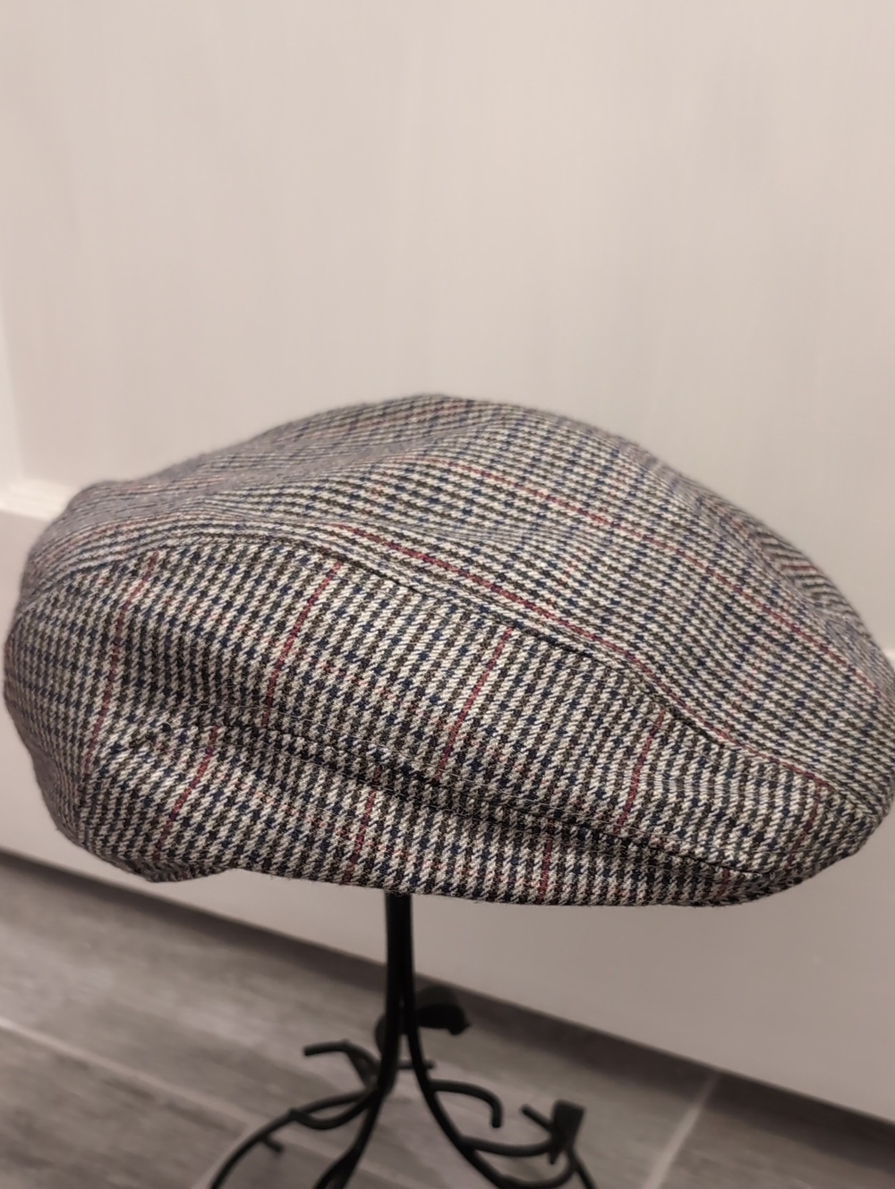 Lids Houndstooth Flat Cap in Gray with Red Accents